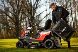 Traktor Cedrus C-TRAC-65HC z pojemnym koszem na trawę